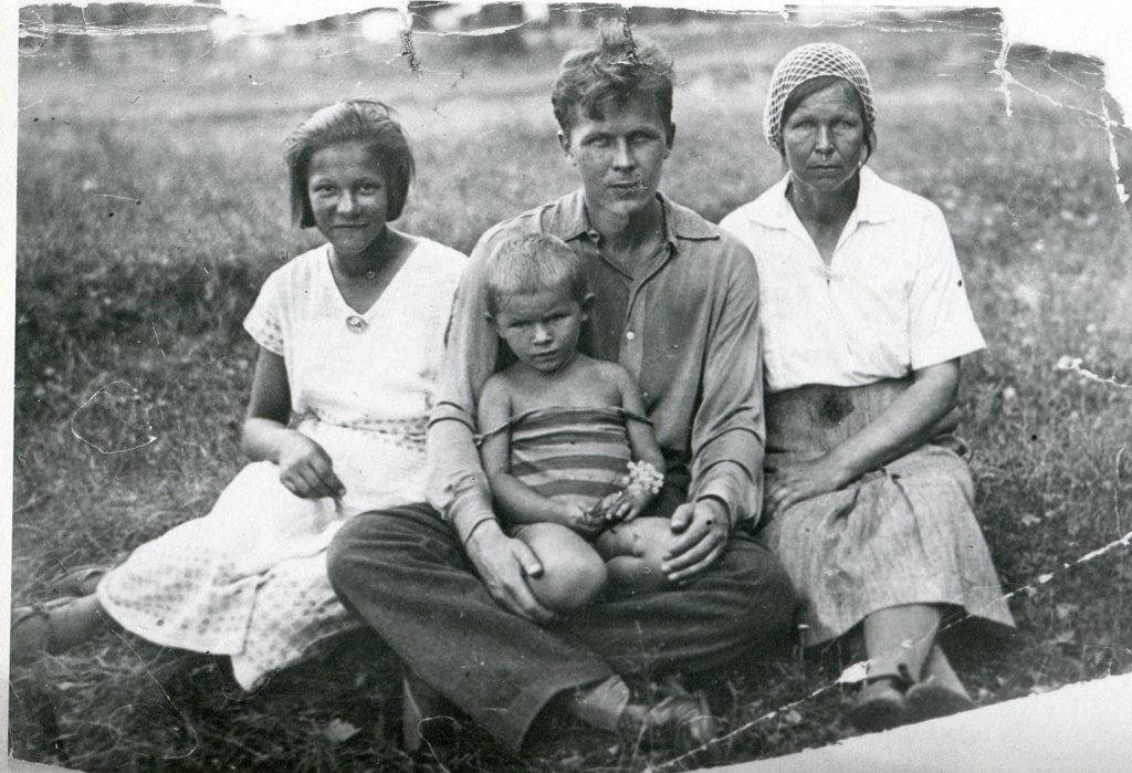 С сестрой Марией, дочерью Валентиной и матерью Марией Митрофановной. Красный Бор, 1934 г.