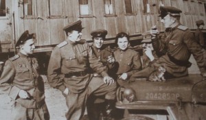 А. Твардовский (второй слева) с сослуживцами. Восточная Пруссия,1945 г.