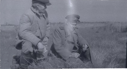 С отцом Трифоном Гордеевичем. Загорье, 1944 г.
