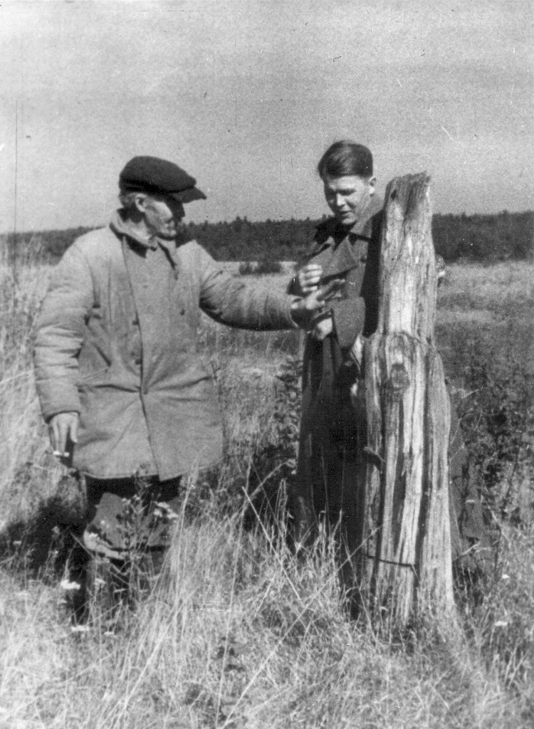 С отцом Трифоном Гордеевичем. Загорье, 1944 г.
