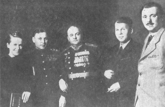 Справа налево С. Михалков и А. Твардовский в Доме литераторов. Вторая половина 40-х гг.