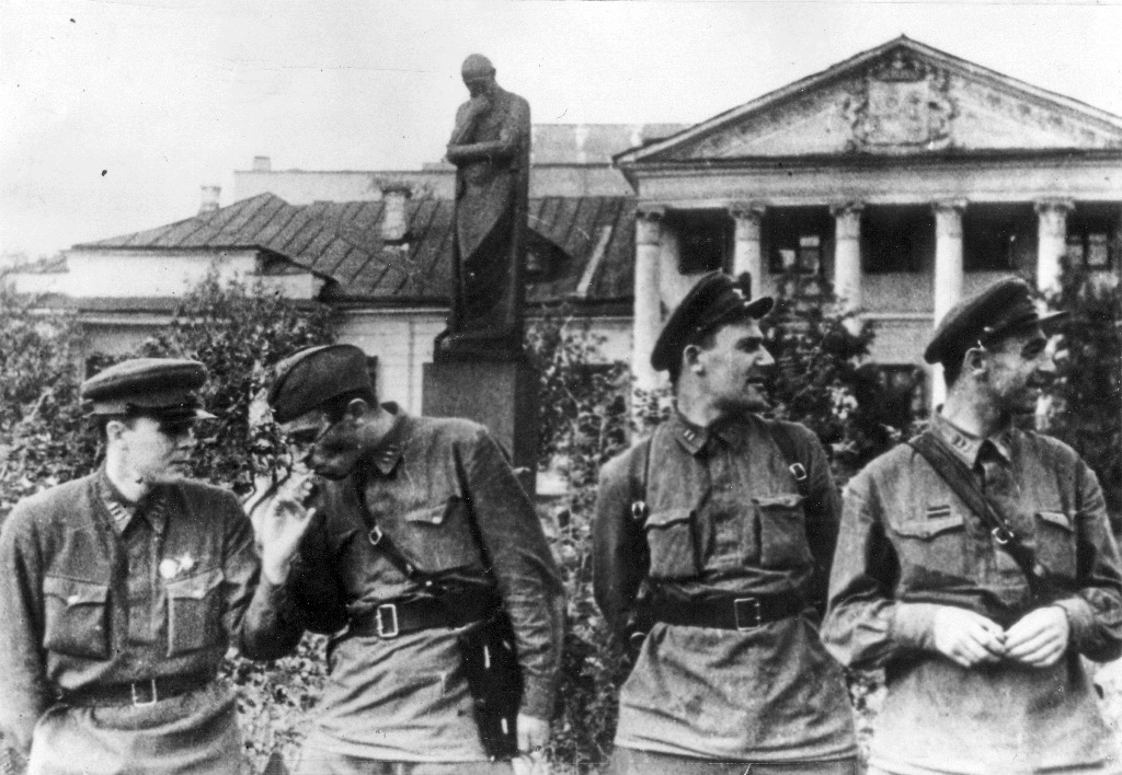 Во дворе дома Союза писателей. Москва, август 1942 г.