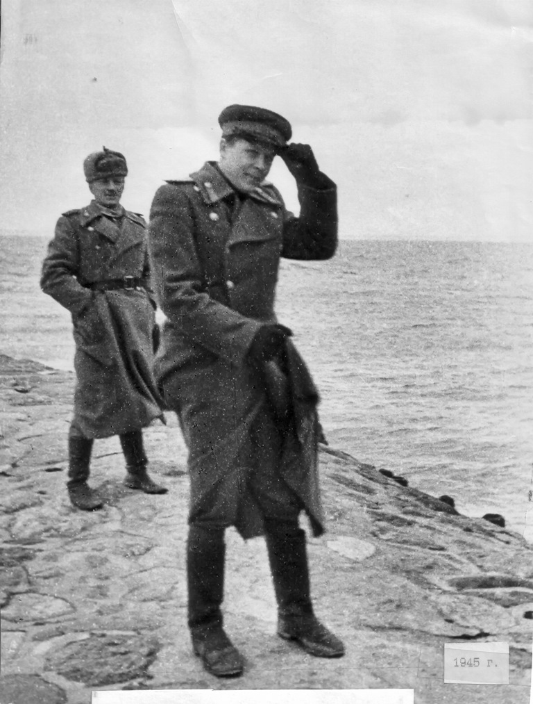 А. Твардовский на берегу Балтийского моря. Март 1945 г.