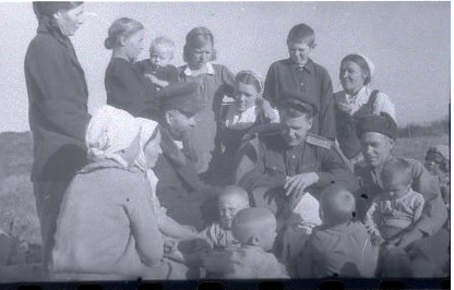 А. Твардовский с односельчанами. Загорье, 1944 г.