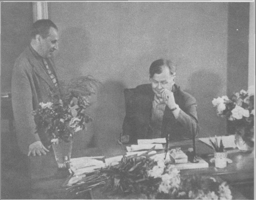 В кабинете главреда в день 55-летия Твардовского. Слева - Б. Г. Закс. Москва, 21 июня 1965 г.