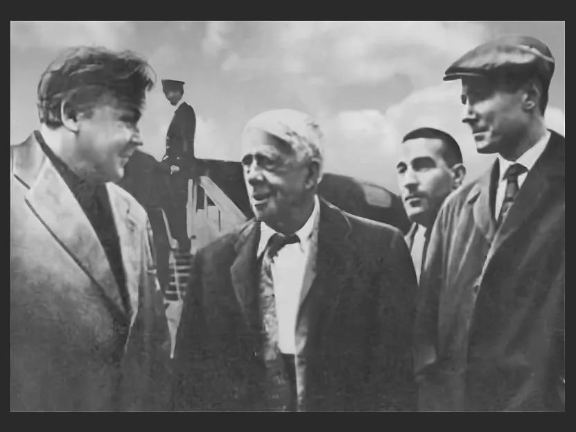 А. Твардовский и Е. Евтушенко встречают американского поэта Роберта Фроста (в центре), 1962 г.